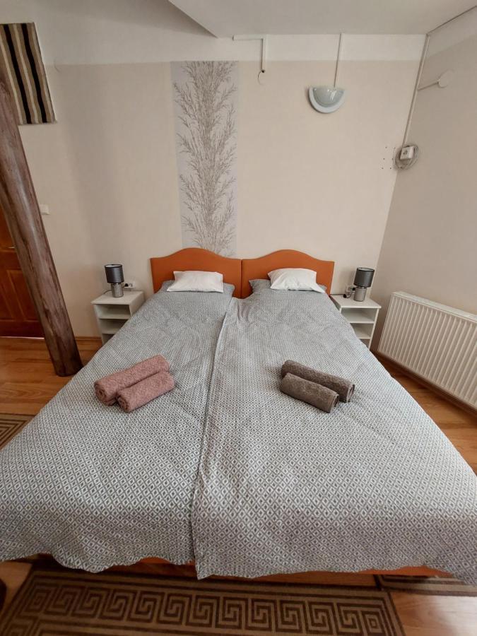 Csaladbarat Vendeglak Szegedi Maganszallashely 9 Fo Reszere, Nagycsaladok Es Barati Tarsasagok Reszere Buitenkant foto