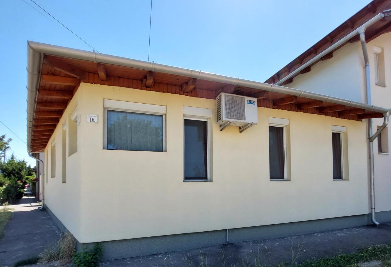 Csaladbarat Vendeglak Szegedi Maganszallashely 9 Fo Reszere, Nagycsaladok Es Barati Tarsasagok Reszere Buitenkant foto